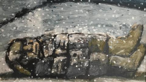 Ein Mann in dicker Winterkleidung und Stiefeln liegt auf dem Rücken im Schnee