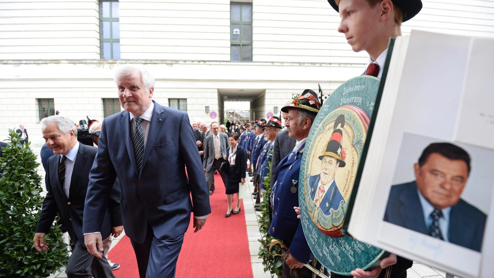 Der bayerische Ministerpräsident Horst Seehofer (CSU) kommt zum Festakt der Hanns-Seidel-Stiftung anlässlich des 100. Geburtstags von Franz Josef Strauß in der Allerheiligen-Hofkirche der Residenz in München (Bayern) und geht dabei an einem Portrait des ehemaligen bayerischen Ministerpräsidenten vorbei.