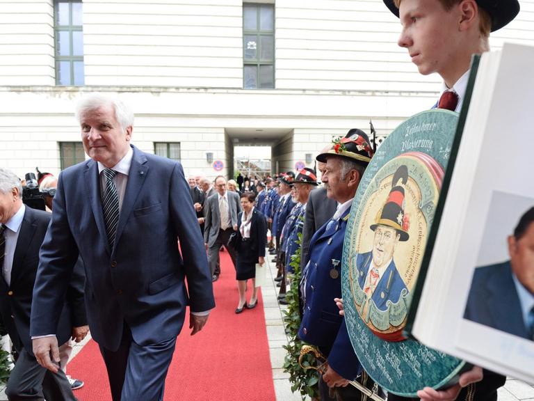 Der bayerische Ministerpräsident Horst Seehofer (CSU) kommt zum Festakt der Hanns-Seidel-Stiftung anlässlich des 100. Geburtstags von Franz Josef Strauß in der Allerheiligen-Hofkirche der Residenz in München (Bayern) und geht dabei an einem Portrait des ehemaligen bayerischen Ministerpräsidenten vorbei.