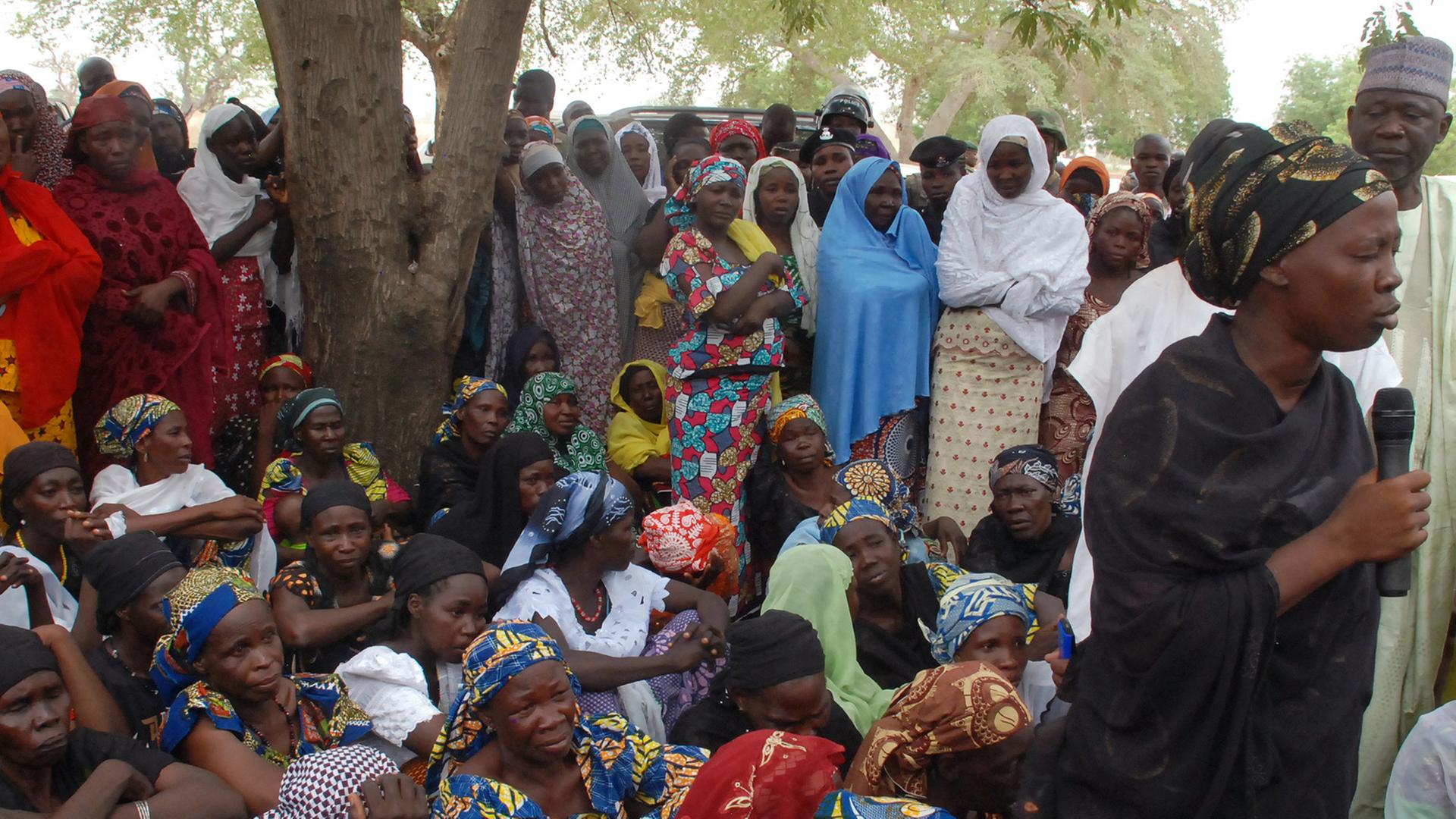 Mütter einiger von Boko Haram entführter Mädchen verlangen im Mai 2014 nach Informationen von offizieller Stelle