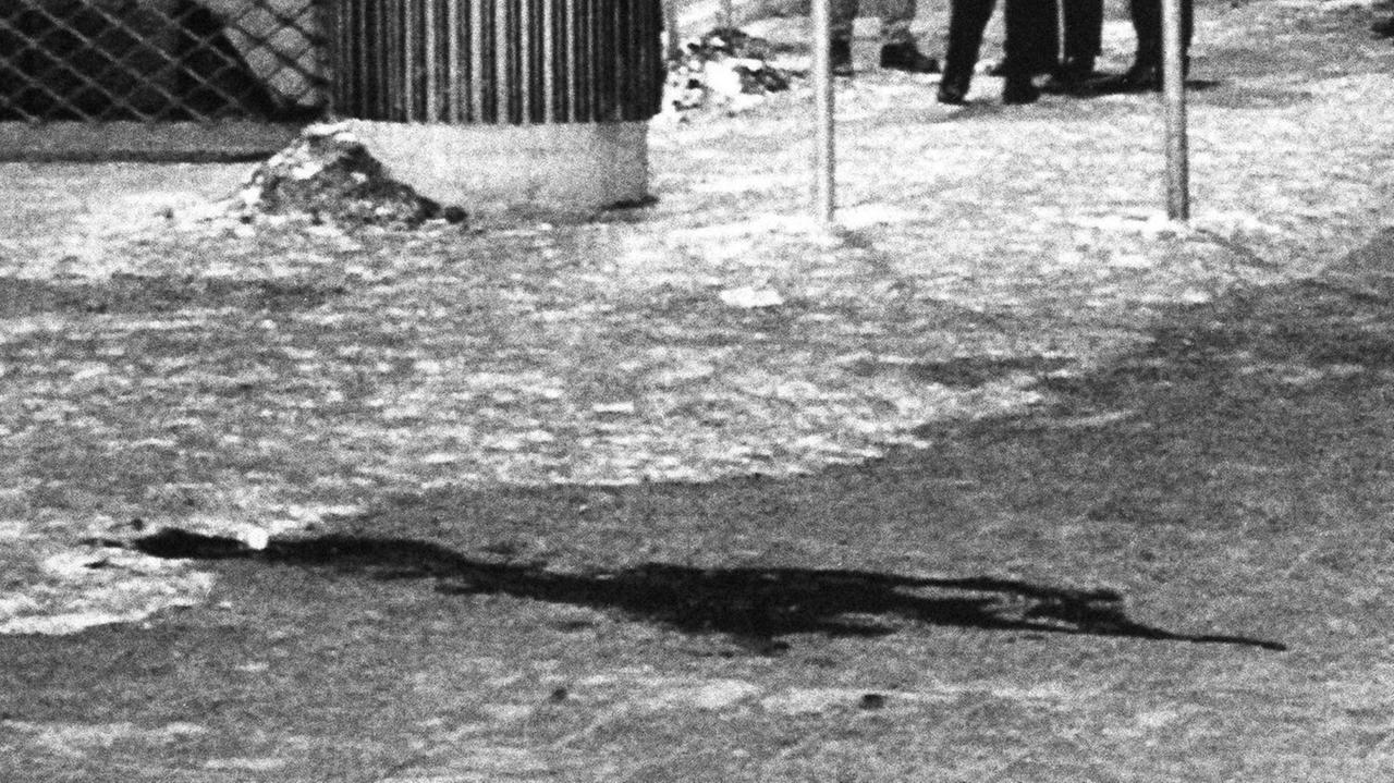 Eine Blutlache an dem Platz, an dem Olof Palme erschoßen wurde.