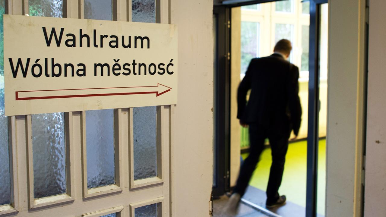 Ein Mann betritt am 31.08.2104 ein Wahllokal in einer sorbischen Schule Panschwitz-Kuckau (Sachsen).