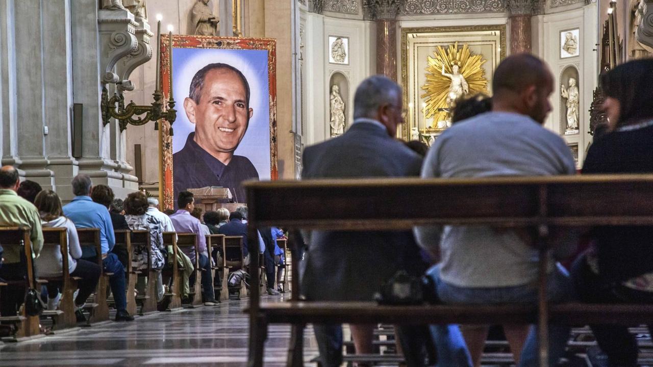 26. Mai 2013 - Palermo, Italien - Der Sarg von Pater Puglisi wurde in der Kathedrale von Palermo aufgestellt ... Don Puglisi wurde von der Mafia getötet und seine Seligsprechung angekündigt eine Menschenmenge von über 80.000 Gebeten im Foro Italico von Palermo ... Der Märtyrer war ein Beispiel für jene, die die Mafia kontrastieren .....