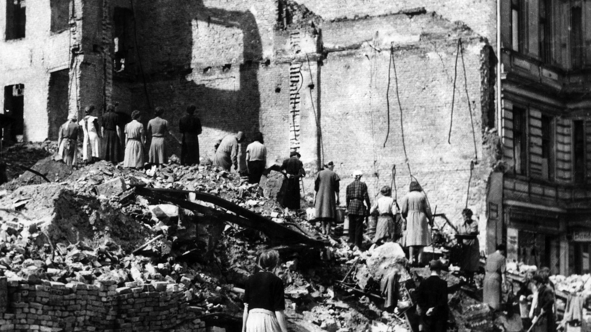 Die sogenannten "Trümmerfrauen" arbeiten im Mai 1945 in Berlin an der Beseitigung der Trümmer von im 2. Weltkrieg zerstörten Häusern.