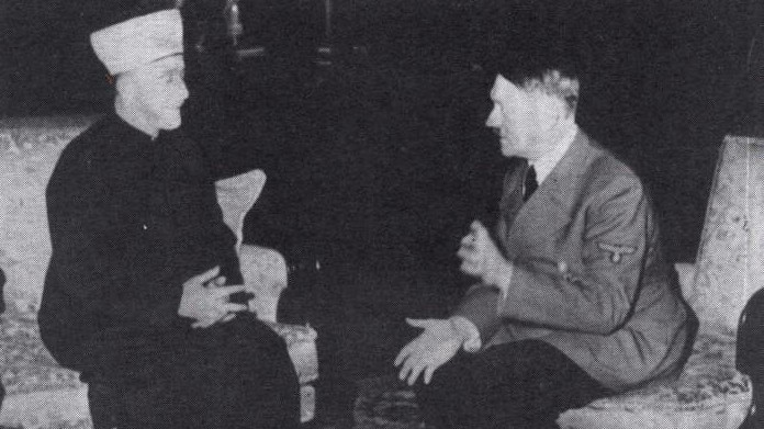 Haj Amin al-Husseini, der damalige Großmufti von Jerusalem,spricht mit Adolf Hitler.