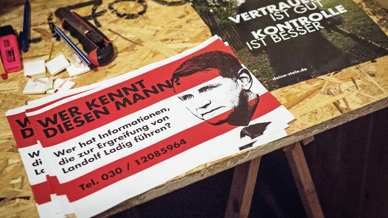 Flyer, die das Gesicht Björn Höckes zeigen, liegen auf einem Tisch.
