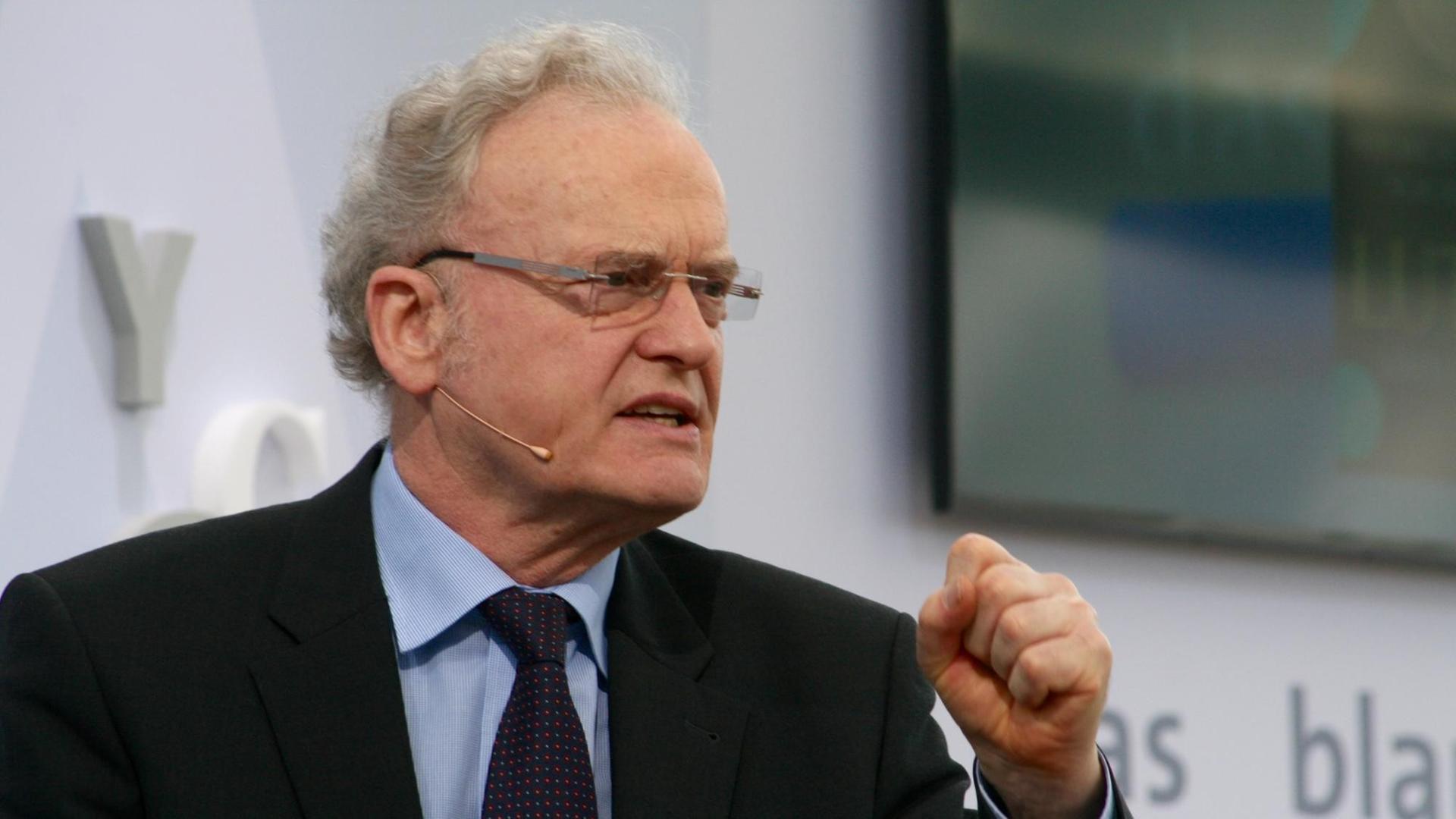 Der Theologe Friedrich Schorlemmer auf der Leipziger Buchmesse: Er stell sein Buch "Luther" vor.