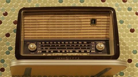 Altes Radiogerät im Ambiente der 60er Jahre