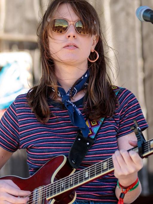 Angie McMahon mit Gitarre beim Luck Reunion Festival in Texas.