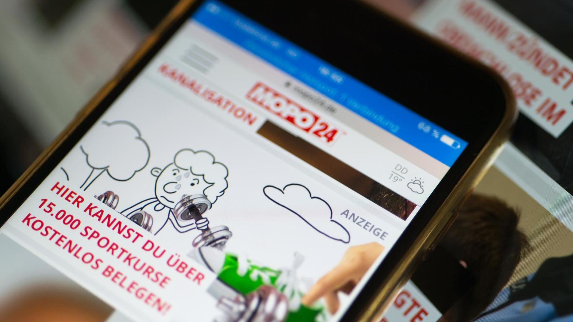 ILLUSTRATION - Ein mit dem Wort "Anzeige" gekennzeichneter gesponserter Artikel ist in dem Online-Portal der Tageszeitung Morgenpost Dresden MOPO24 auf dem Display eines Smartphones zu sehen, aufgenommen am 06.07.2016 in Berlin.