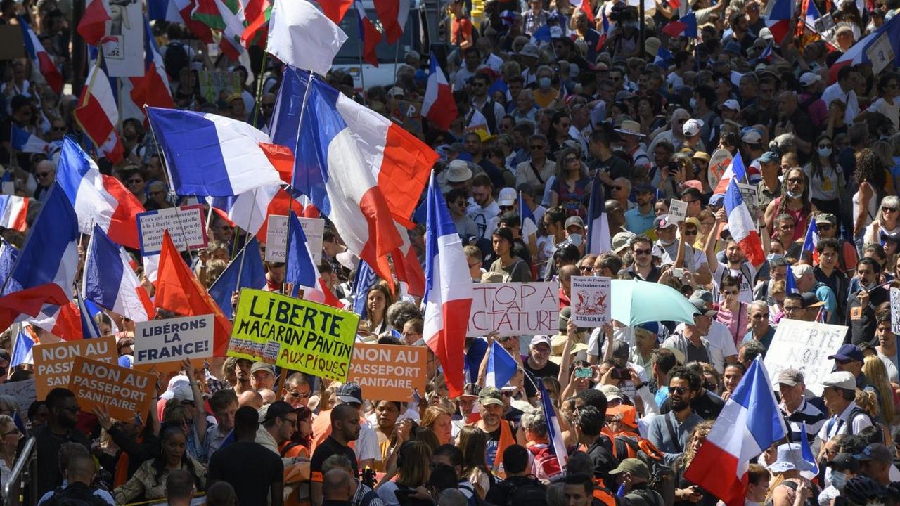 Proteste gegen die Corona-Maßnahmen in Paris