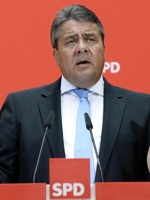 SPD-Vorsitzender und Bundeswirtschaftminister Sigmar Gabriel spricht am 05.06.2016 in Berlin während einer Pressekonferenz nach einem Parteikonvent.