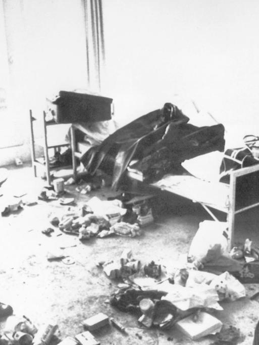 Ankie Spitzer, die Witwe des von arabischen Terroristen ermordeten israelischen Fechttrainers Andre Spitzer steht am 09.09.1972 fassungslos in dem verwüsteten Raum des Münchner Olympischen Dorfes, in dem die Terroristen vier Tage zuvor neun israelische Sportler festhielten.