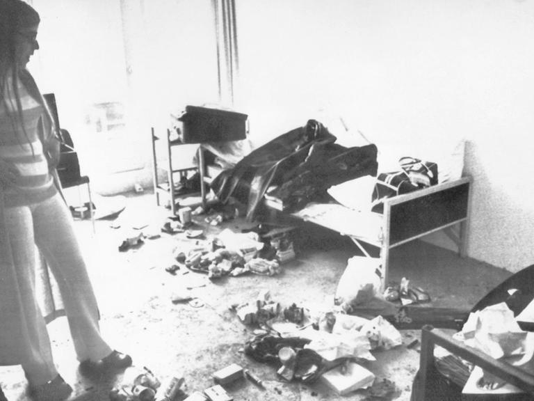 Ankie Spitzer, die Witwe des von arabischen Terroristen ermordeten israelischen Fechttrainers Andre Spitzer steht am 09.09.1972 fassungslos in dem verwüsteten Raum des Münchner Olympischen Dorfes, in dem die Terroristen vier Tage zuvor neun israelische Sportler festhielten.