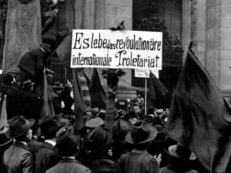 Arbeiter vor dem Reichstagsgebäude in Berlin
