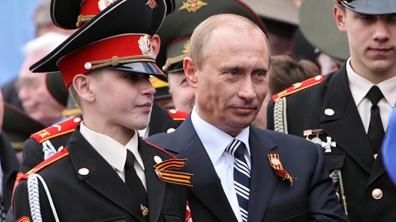 Präsident Putin und ein junger Kadett