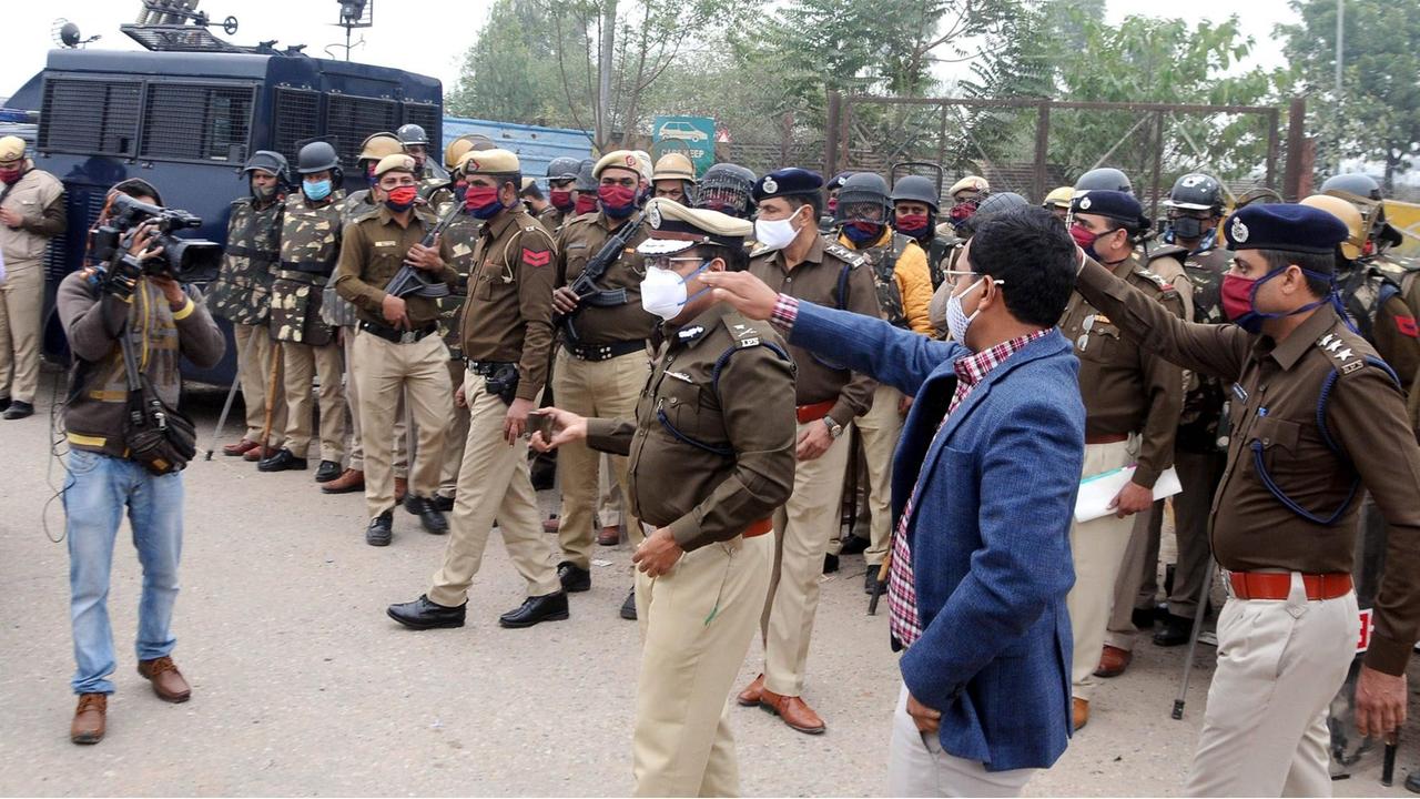 Bauern und Polizisten in Neu Delhi stehen sich gegenüber.