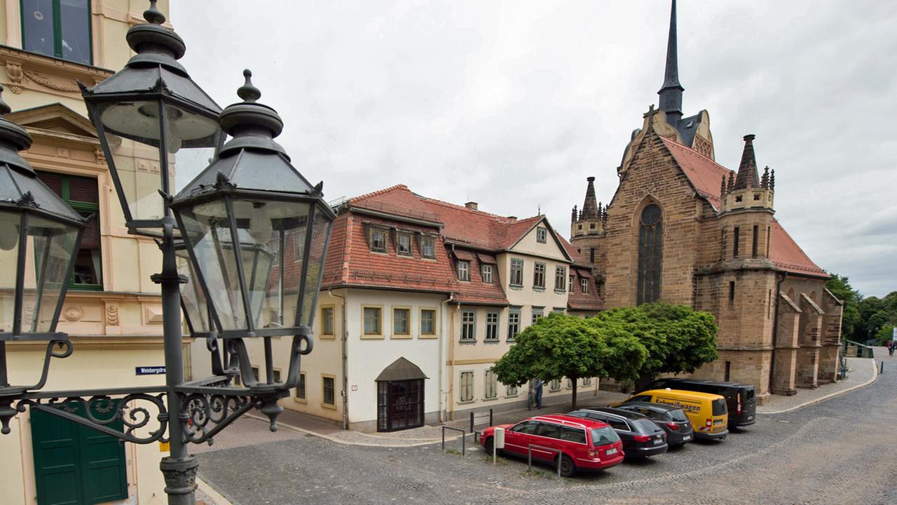 Das Otto-Dix-Haus in Gera (Mitte) neben der Marienkirche