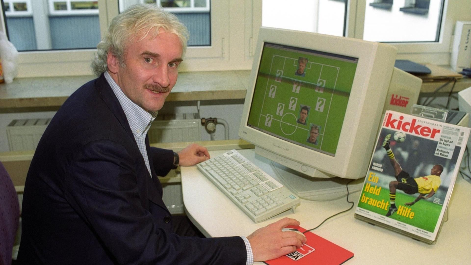 Der damalige Teamchef der deutschen Fußball-Nationalmannschaft der Männer, Rudi Völler, sitzt am 09.02.2002 vor einem Bildschirm in der Redaktion des Sportmagazins "Kicker"