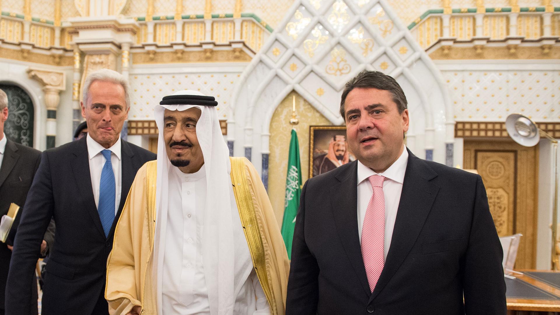 Sigmar Gabriel und Peter Ramsauer, in ihrer Mitte Saudi-Arabiens König und Premierminister Salman bin Abdelasis al-Saud in orientalischem Gewand.