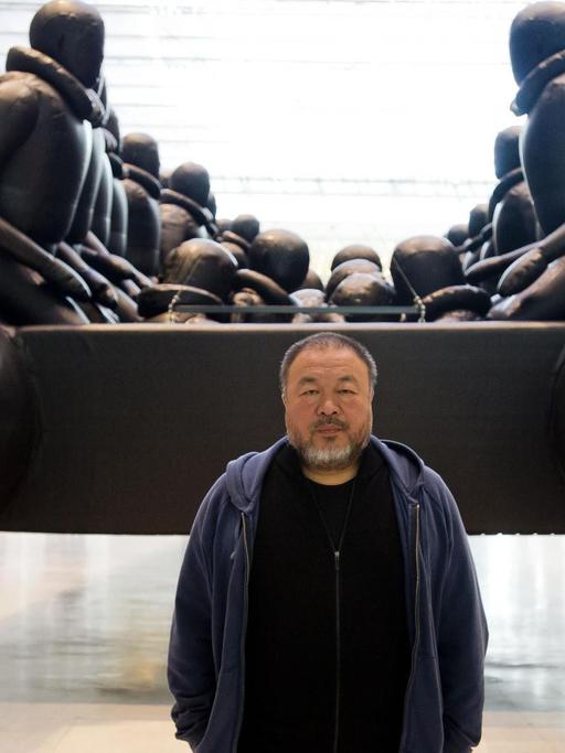 Der chinesische Konzeptkünstler Ai Weiwei steht vor seinem neuesten Werk: Eine Plastik, die ein Schlauchboot mit Flüchtlingen darstellt, installiert in der National Gallery von Prag (Tschechien)