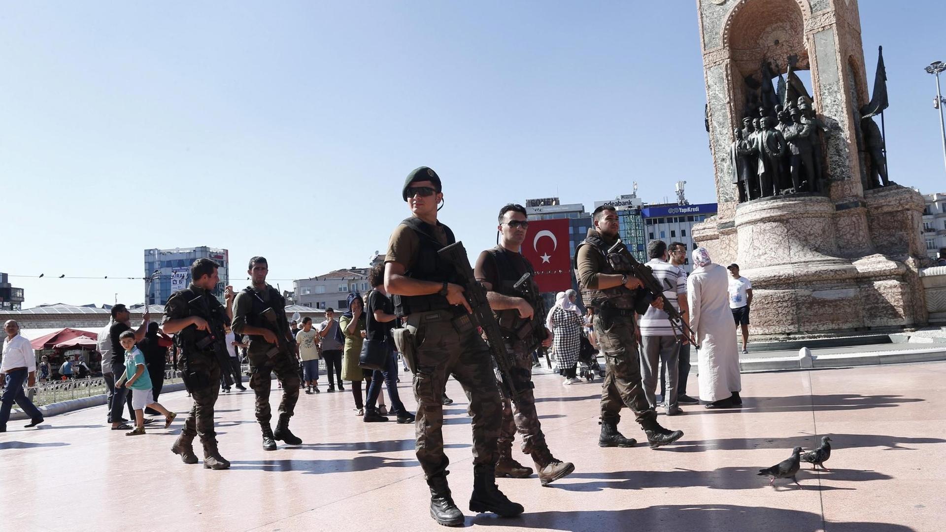 Türkische Polizisten sind auf dem Taksim-Platz in Istanbul.