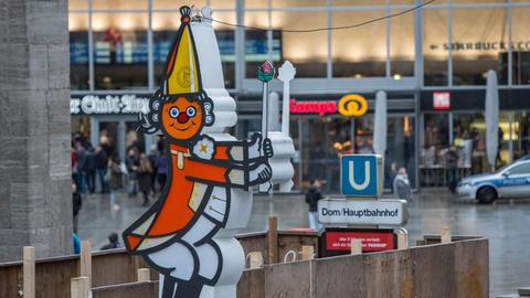 Ein leuchtendes Schild eines Karnevalisten ist am 31.01.2016 in Köln (Nordrhein-Westfalen) vor dem Hauptbahnhof zu sehen.