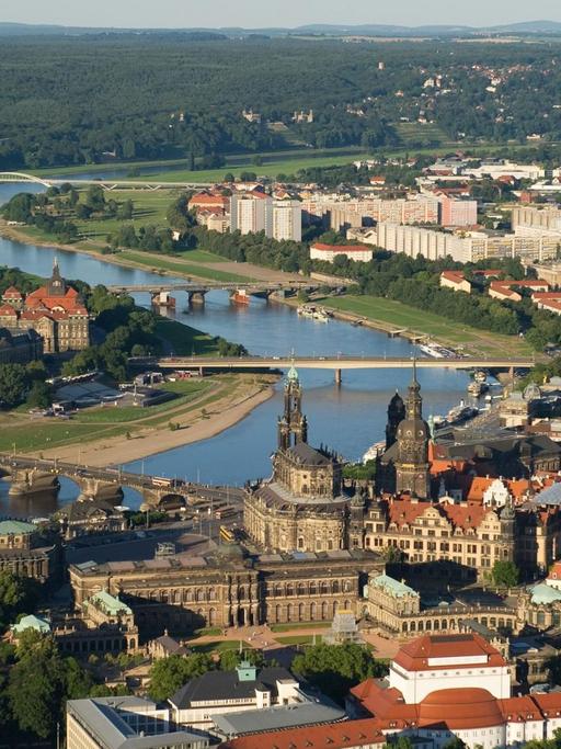 Die Elbe fließt zwischen der Dresdner Altstadt und der Neustädter Elbseite.