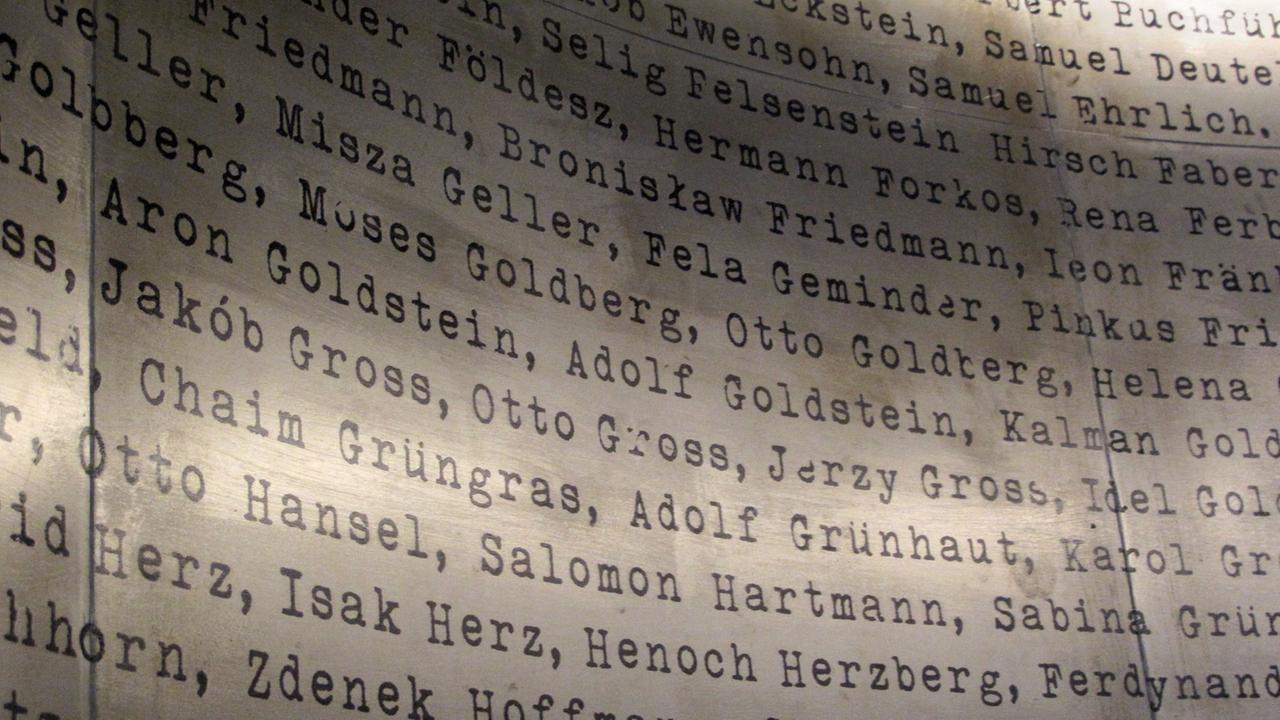 Die Namen der von Oskar Schindler geretteten Juden sind aufgelistet in einem Raum der ehemaligen Emailfabrik in Krakau (Polen), die heute ein Museum mit einer multimedialen Ausstellung zur deutschen Besatzung in Krakau ist. Ohne Schindlers Liste wäre der Krakauer Stadtteil Kazimierz nicht das pulsierende Szene-Stadtteil der Gegenwart. 