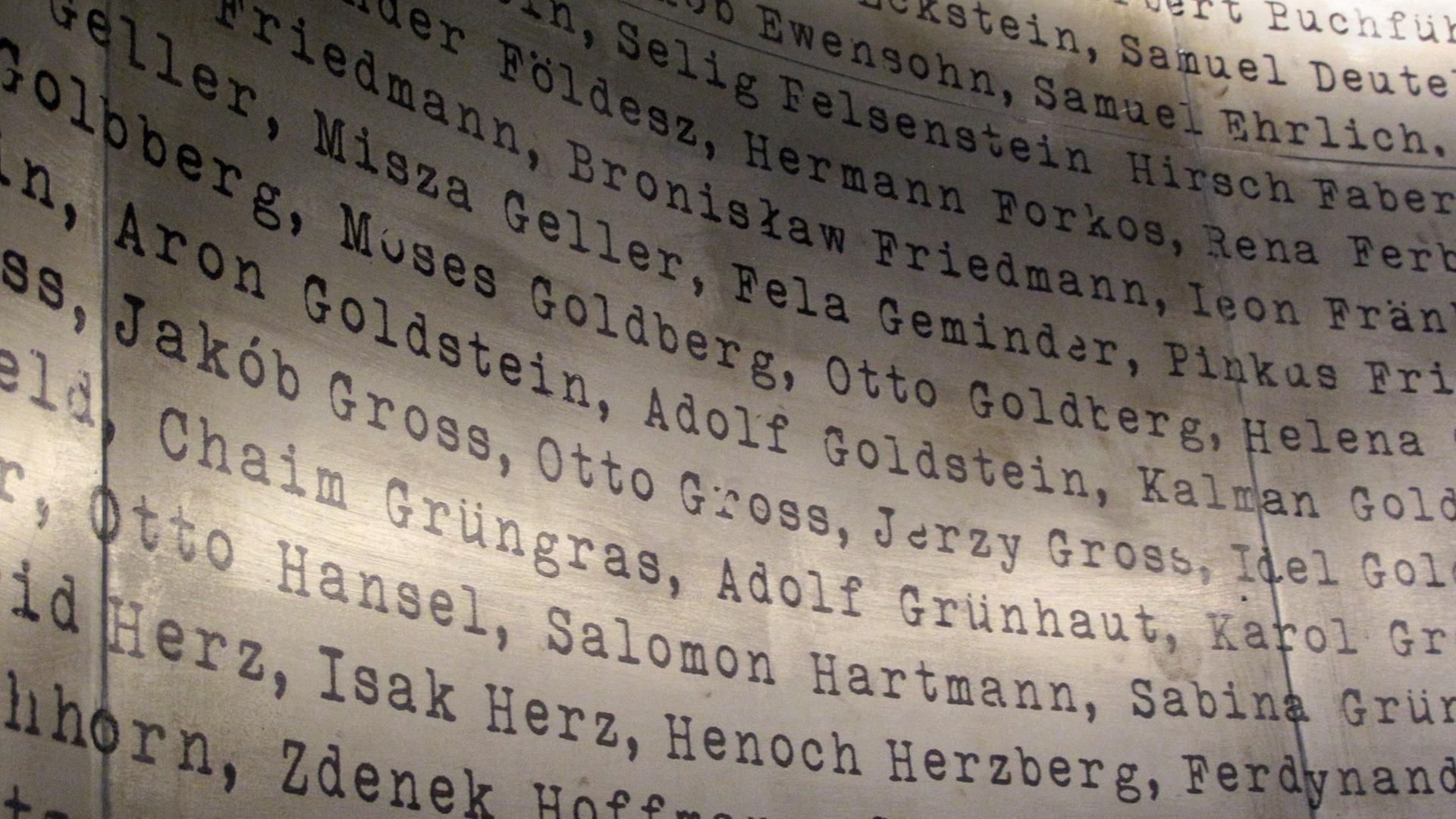 Die Kopie einer Liste von Oskar Schindler ist im Museum in Krakau zu besichtigen, wo seine Fabrik stand und auch die Dreharbeiten zum Film stattfanden.