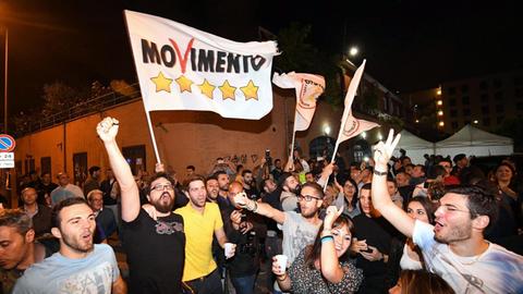 Feiern in Rom: Die Anhänger der Fünf-Sterne-Bewegung nach der Kommunalwahlen in Italien.