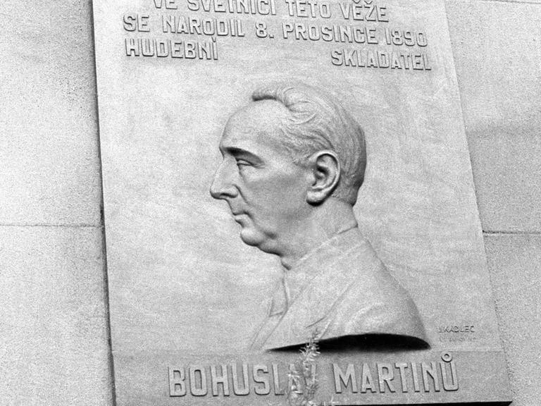 Eine Gedenktafel für den tschechischen Komponisten Bohuslav Martinu (1890 - 1959) in seinem Geburtsort Policka.