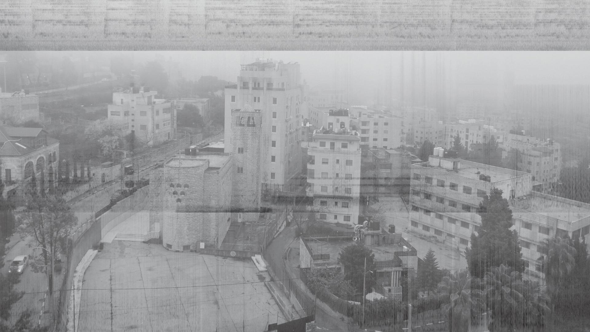 Fotoaufnahme vom Zentrum von Ramallah im Februar 2020 und darüber Spektogramme von Field Recordings in Palästina.