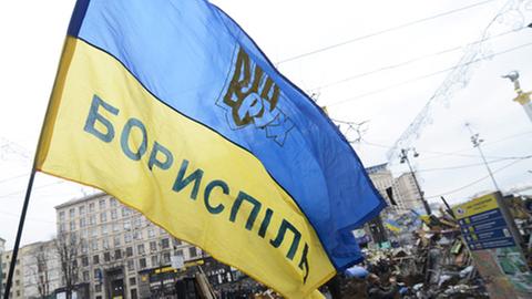 Demonstranten schwingen in Kiew die ukrainische Flagge
