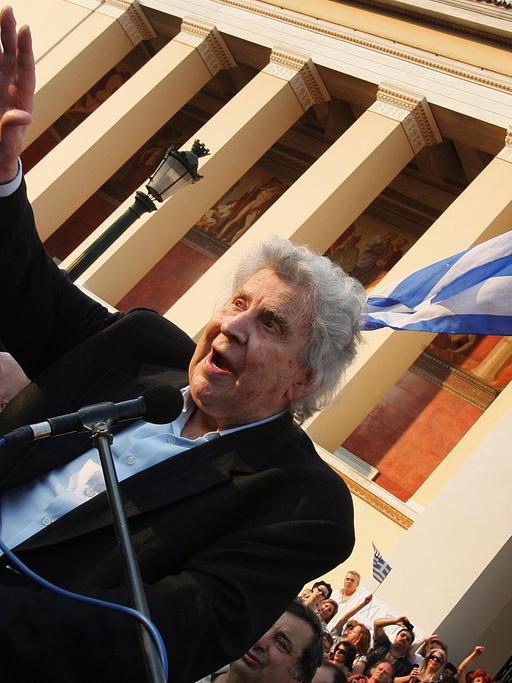 Der Komponist und Sänger Mikis Theodorakis hält eine Rede vor der Universität im Zentrum Athens (Archivaufnahme von 2011)