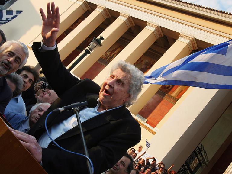 Der Komponist und Sänger Mikis Theodorakis hält eine Rede vor der Universität im Zentrum Athens (Archivaufnahme von 2011)