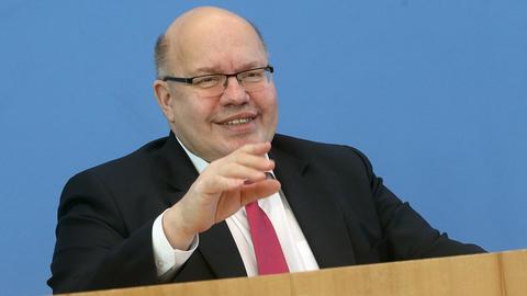 Peter Altmaier (CDU), Bundeswirtschaftsminister, nimmt vor der Bundespressekonferenz an der Vorstellung der Frühjahrsprojektion der Bundesregierung 2021 teil und beantwortet Fragen von Journalisten.