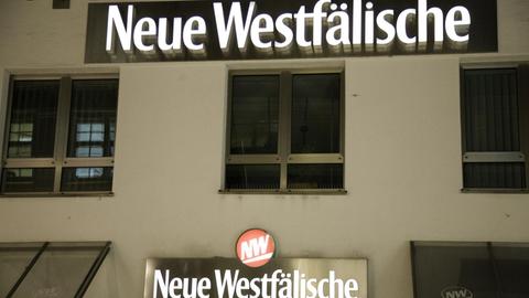 Der Hauptsitz der Neuen Westfälischen Zeitung in Bielefeld bei Nacht.