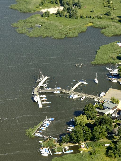 Eine Luftaufnahme zeigt den Yachthafen der Kleinstadt Lassan am Peenestrom.