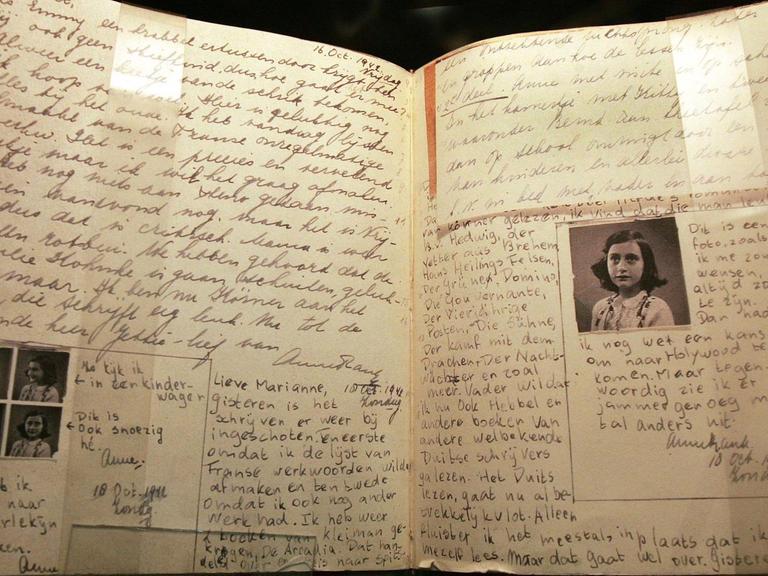 Die Seite eines Tagebuchs der Anne Frank im November 2006 in der Ausstellung "Anne Frank - eine Geschichte für heute" in Schönebeck bei Magdeburg.