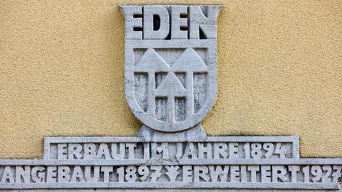 "Eden – Erbaut im Jahre 1894, angebaut 1897, erweitert 1927": Blick auf das Wappen am Genossenschaftshaus in der Obstbausiedlung "Eden" im brandenburgischen Oranienburg, aufgenommen 2008