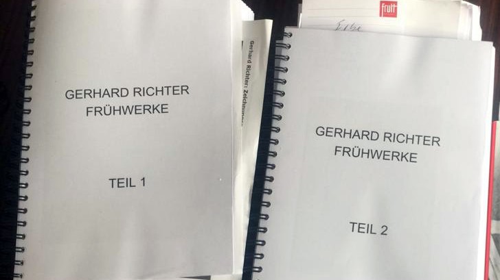 Mappen mit Kopien von frühen Werken des Künstlers Gerhard Richter liegen auf einem Tisch.