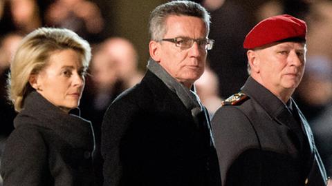 Thomas de Maizière und Ursula von der Leyen verfolgen die feierliche Zeremonie des Großen Zapfenstreichs