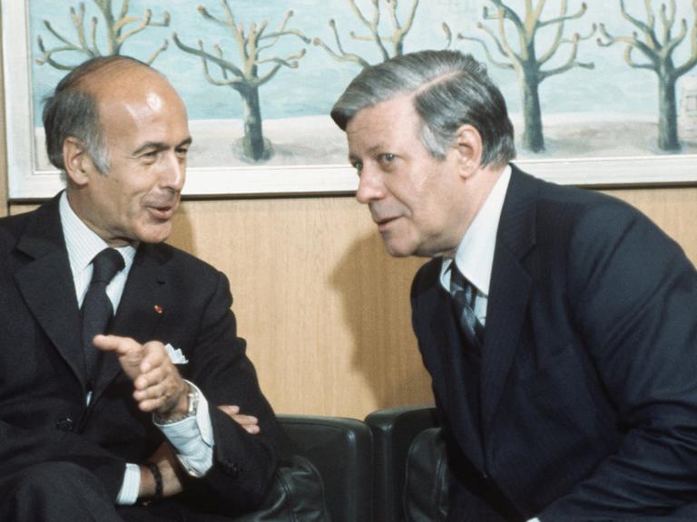 Frankreichs Staatspräsident Valery Giscard d'Estaing (links) und Bundeskanzler Helmut Schmidt am 16.6.1977 im Bundeskanzleramt in Bonn
