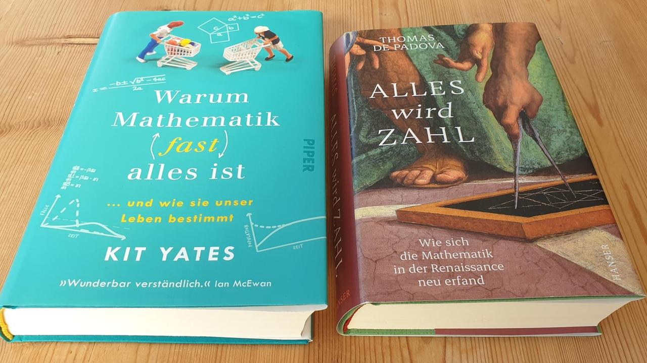 Die Cover der neuen Sachbücher "Alles wird Zahl: Wie sich die Mathematik in der Renaissance neu erfand" von Thomas de Padova und "Warum Mathematik (fast) alles ist" von Kit Yates.
