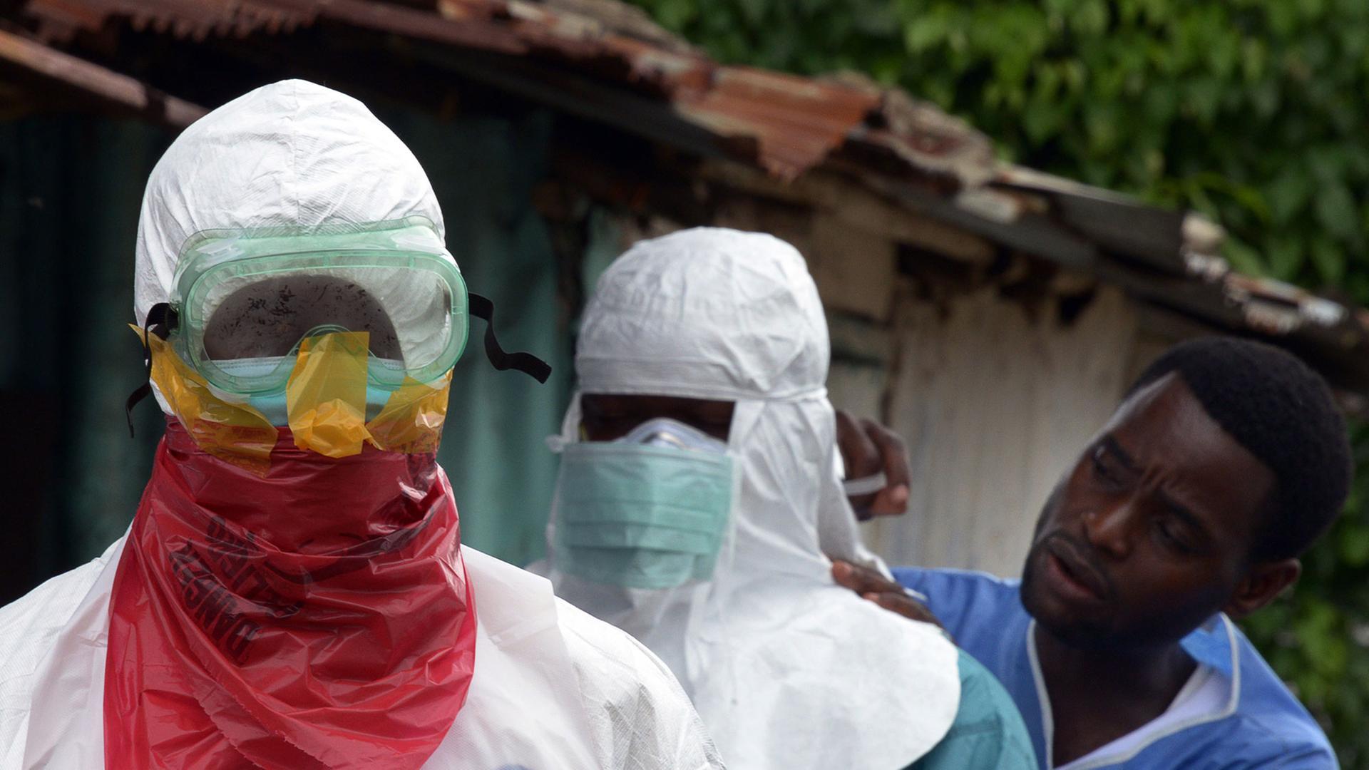 Ärzte in Liberias Hauptstadt Monrovia ziehen sich Schutzanzüge an, um mit Ebola infizierte Patienten zu behandeln.