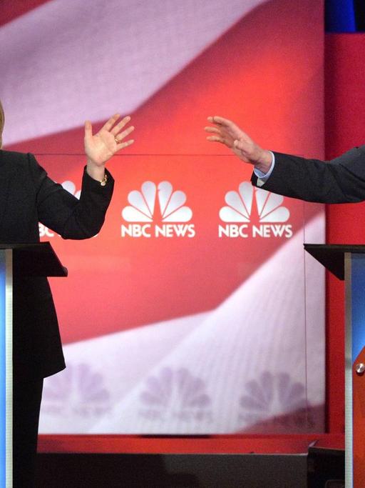 Hillary Clinton und Bernie Sanders bei der TV-Debatte der Demokraten am 17. Januar 2016