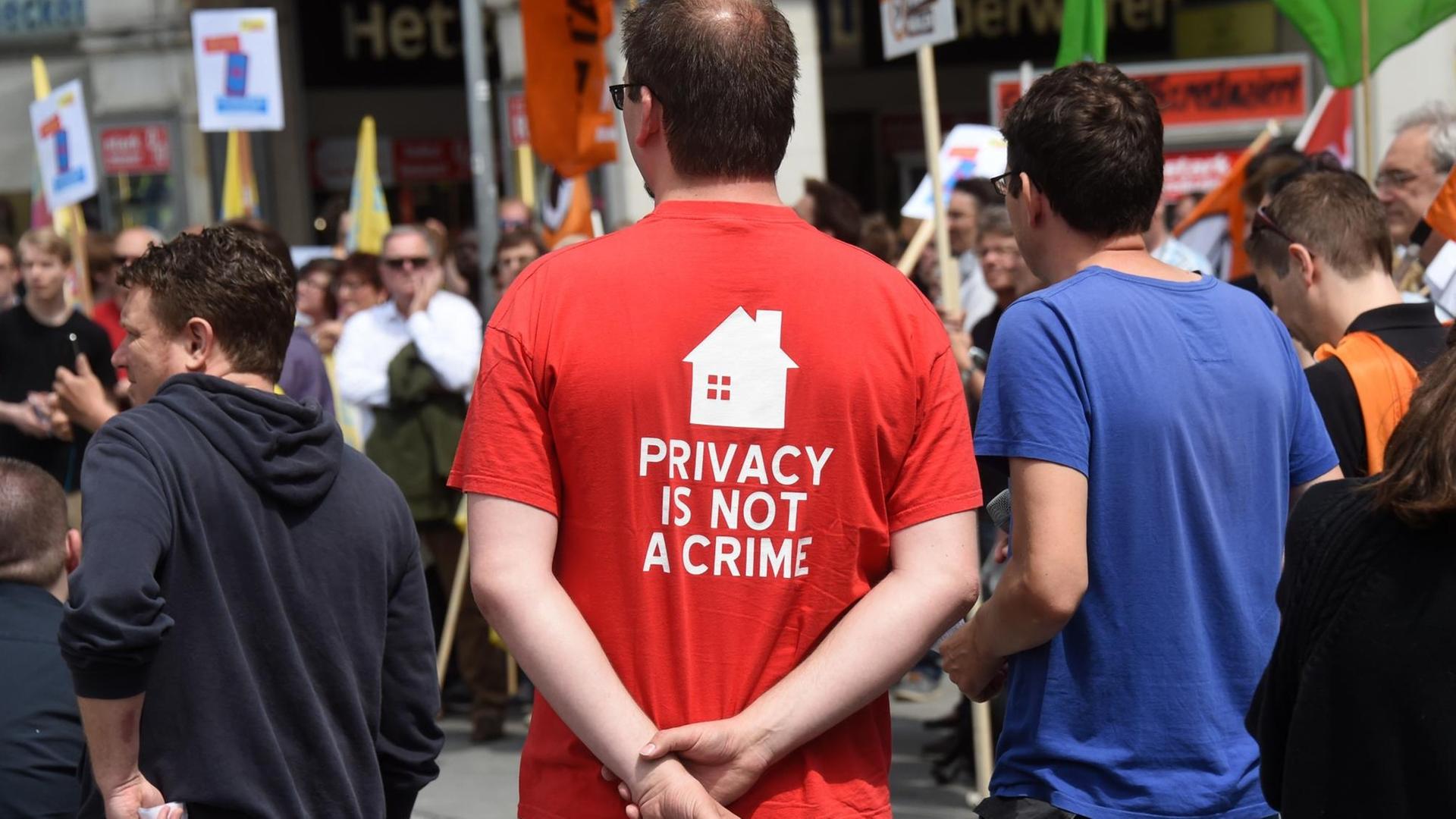 Ein Demonstrant trägt am 26.05.2016 in München (Bayern) bei einer Kundgebung ein T-Shirt mit der Aufschrift "PRIVACY IS NOT A CRIME". Die Teilnehmer gingen auf die Straße um unter dem Motto "Freiheit statt Angst! Stoppt den Überwachungswahn!" für mehr Datenschutz zu demonstrieren.