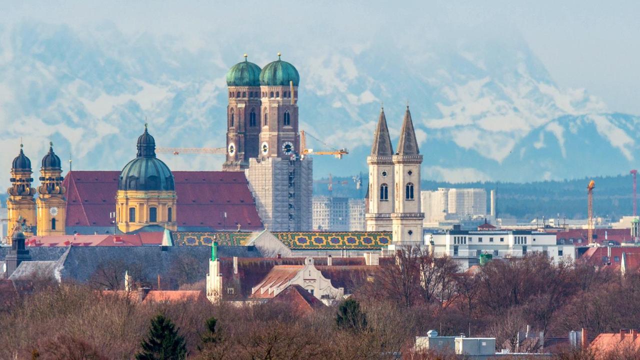 Blick auf München mit der Frauenkirche - im Hintergrund die Alpen. Blick auf München mit der Frauenkirche - im Hintergrund die Alpen.
