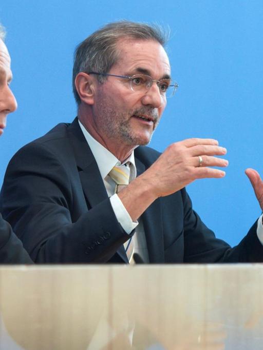 Die Vorsitzenden der Atomkommission Trittin, Platzeck und von Beust stellen in der Bundespressekonferenz ihren Bericht vor.